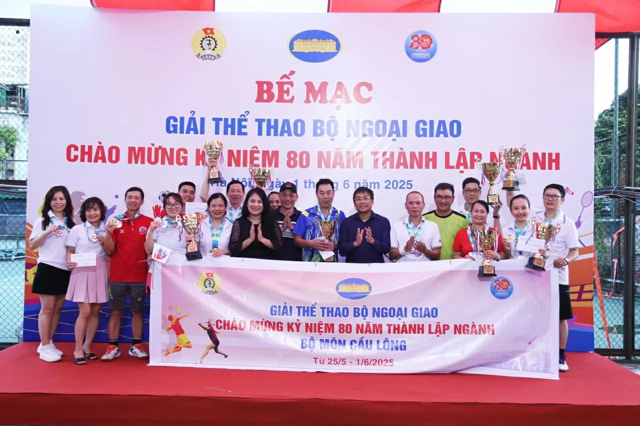 Giải nhất bộ môn cầu lông Đơn nam thuộc về Nguyễn Văn Trọng (Học viện Ngoại giao); Nhất Đôi nam thuộc về Nguyễn Hồng Quang-Đoàn Việt Dũng (Văn phòng Bộ); Nhất Đơn nữ thuộc về Hoàng Diễm Hạnh (Báo TG&VN); Nhất Đôi nữ thuộc về Nguyễn Thu Giang-Nguyễn Thúy H