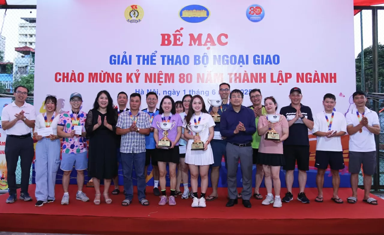 Giải nhất bộ môn pickleball Đôi nam thuộc về Nguyễn Anh Dũng-Hoàng Văn Linh (Cục Quản trị tài vụ); Nhất Đôi nữ thuộc về Hồ Lệ Thu-Nguyễn Thị Tuyết Nhung (Cục Ngoại Giao đoàn). (Ảnh: Thành Long)