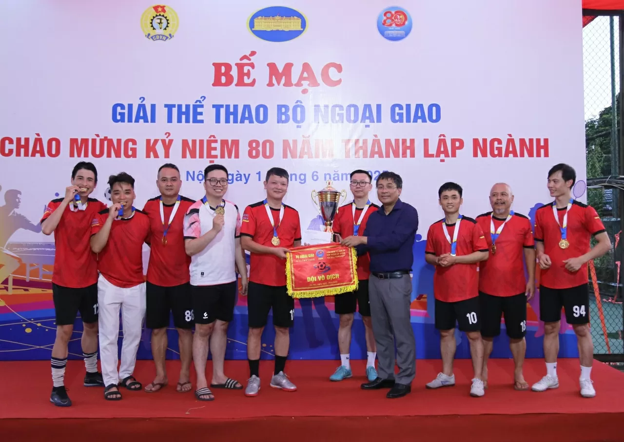 Giải nhất bộ môn bóng đá thuộc về đội bóng Học viện Ngoại giao. (Ảnh: Thành Long)