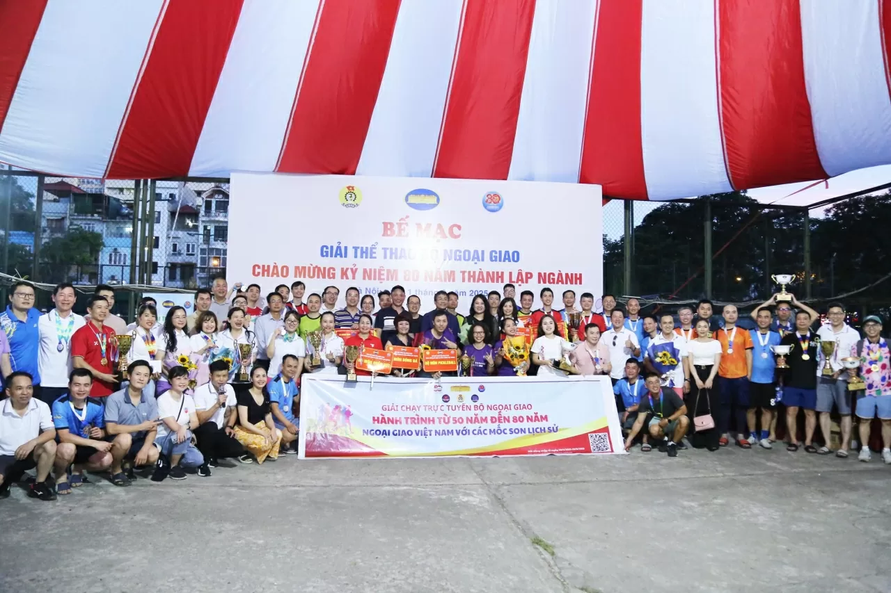 Thứ trưởng Thường trực Nguyễn Minh Vũ chụp bức ảnh lưu niệm cùng với Ban tổ chức và các vận động viên. (Ảnh: Thành Long)