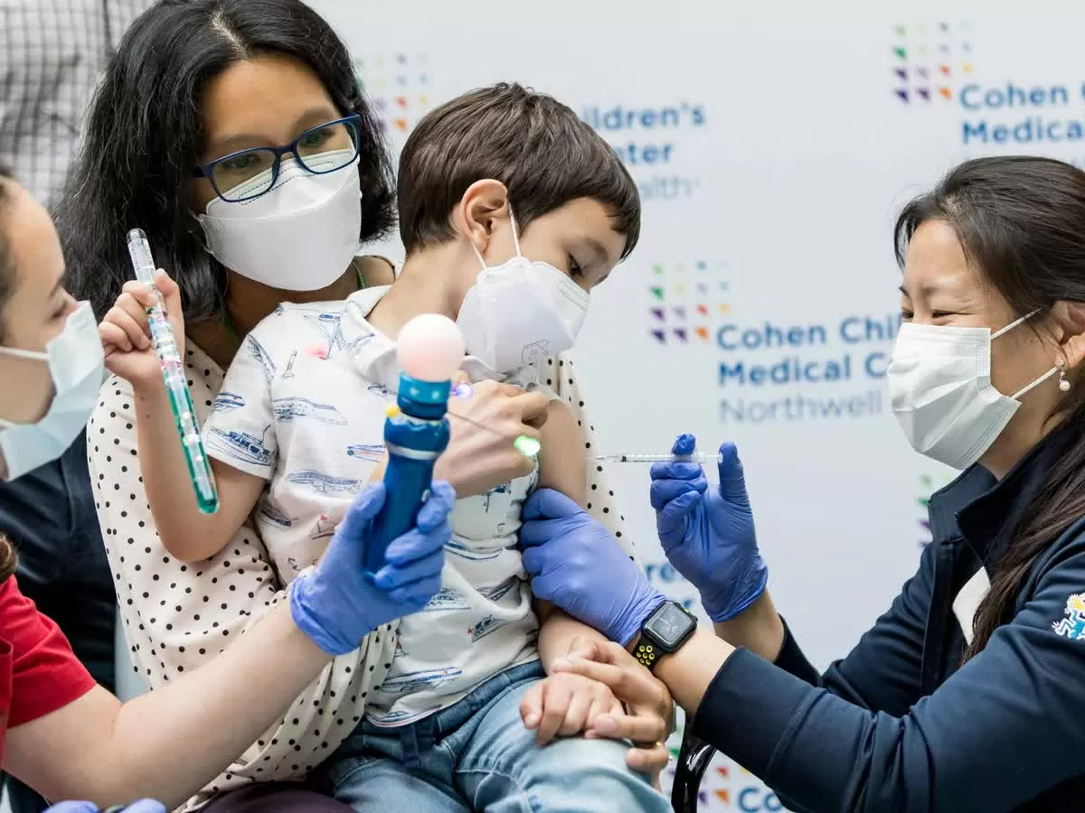 Trung tâm Kiểm soát và Phòng ngừa Dịch bệnh Mỹ (CDC) vẫn khuyến cáo cả trẻ em và phụ huynh có sức khỏe bình thường nên tiêm vaccine phòng COVID-19 để bảo vệ sức khỏe bản thân. (Nguồn: The Guardian) Trung tâm Kiểm soát và Phòng ngừa Dịch bệnh Mỹ (CDC) vẫn khuyến cáo cả trẻ em và phụ huynh có sức khỏe bình thường nên tiêm vaccine phòng COVID-19 để bảo vệ sức khỏe bản thân. (Nguồn: The Guardian)