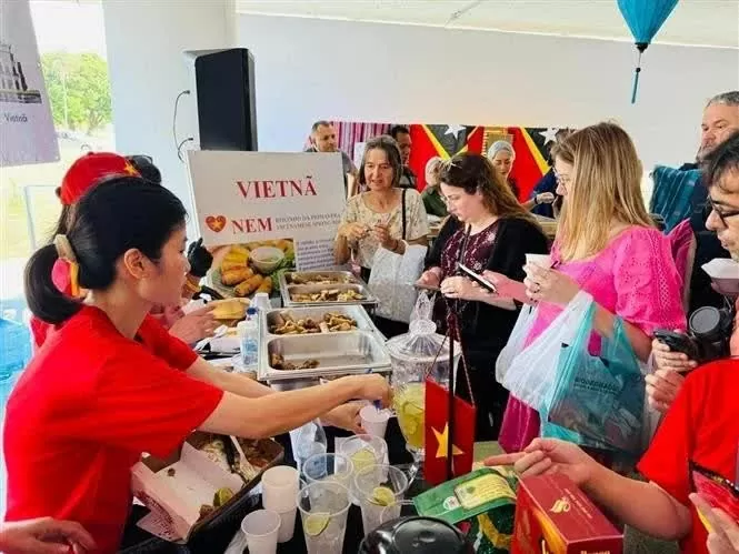 Vietnamese Embassy introduces Vietnamese food, culture at int'l bazaar in Brazil