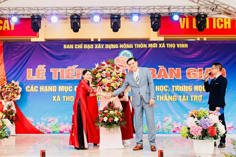 Doanh nhân Phạm Toàn Thắng tài trợ bàn giao các hạng mục công trình trường tiểu học và THCS Thọ Vinh.