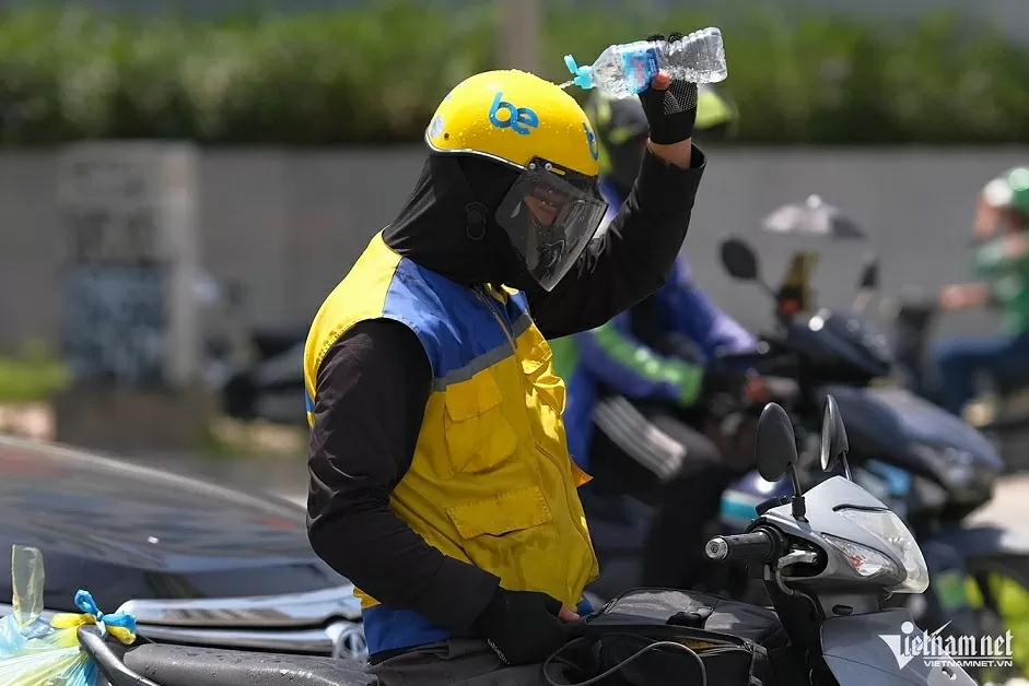 Trưa Hà Nội nắng nóng