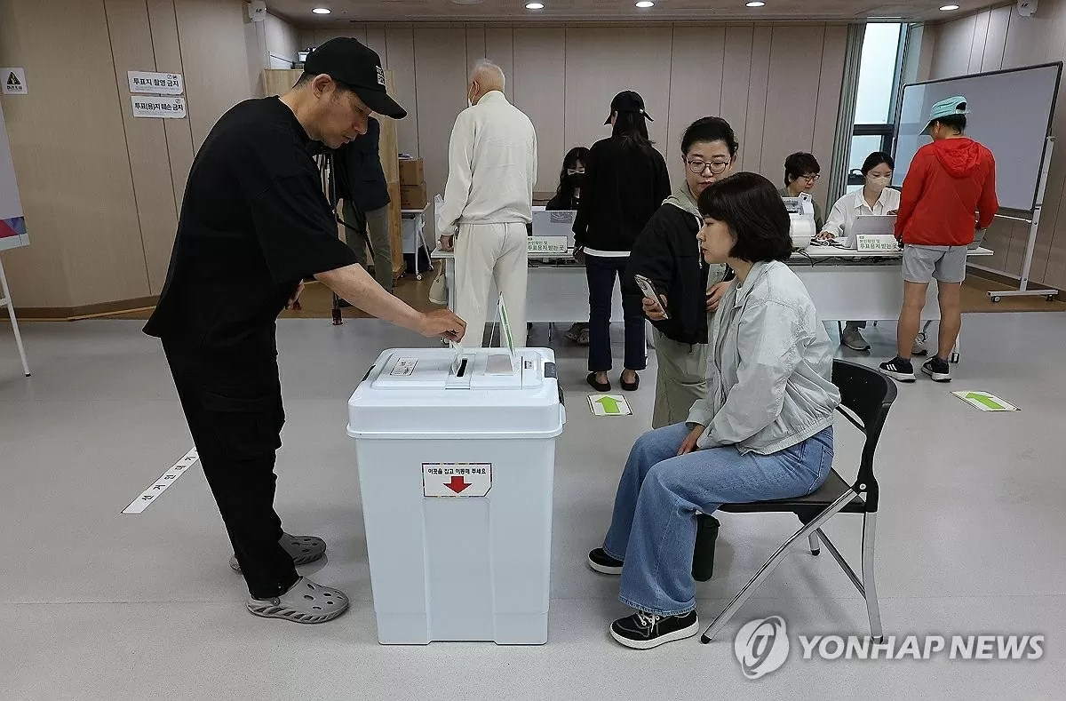 Một cử tri bỏ phiếu sớm tại một trạm bỏ phiếu ở Seoul vào ngày 29 tháng 5 năm 2025 Một cử tri bỏ phiếu sớm tại một trạm bỏ phiếu ở Seoul vào ngày 29 tháng 5 năm 2025