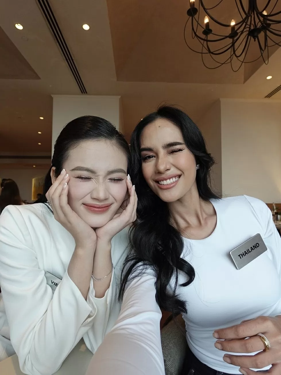 Hoa hậu Ý Nhi thân thiết Miss World 2025 Opal Suchata Chuangsri