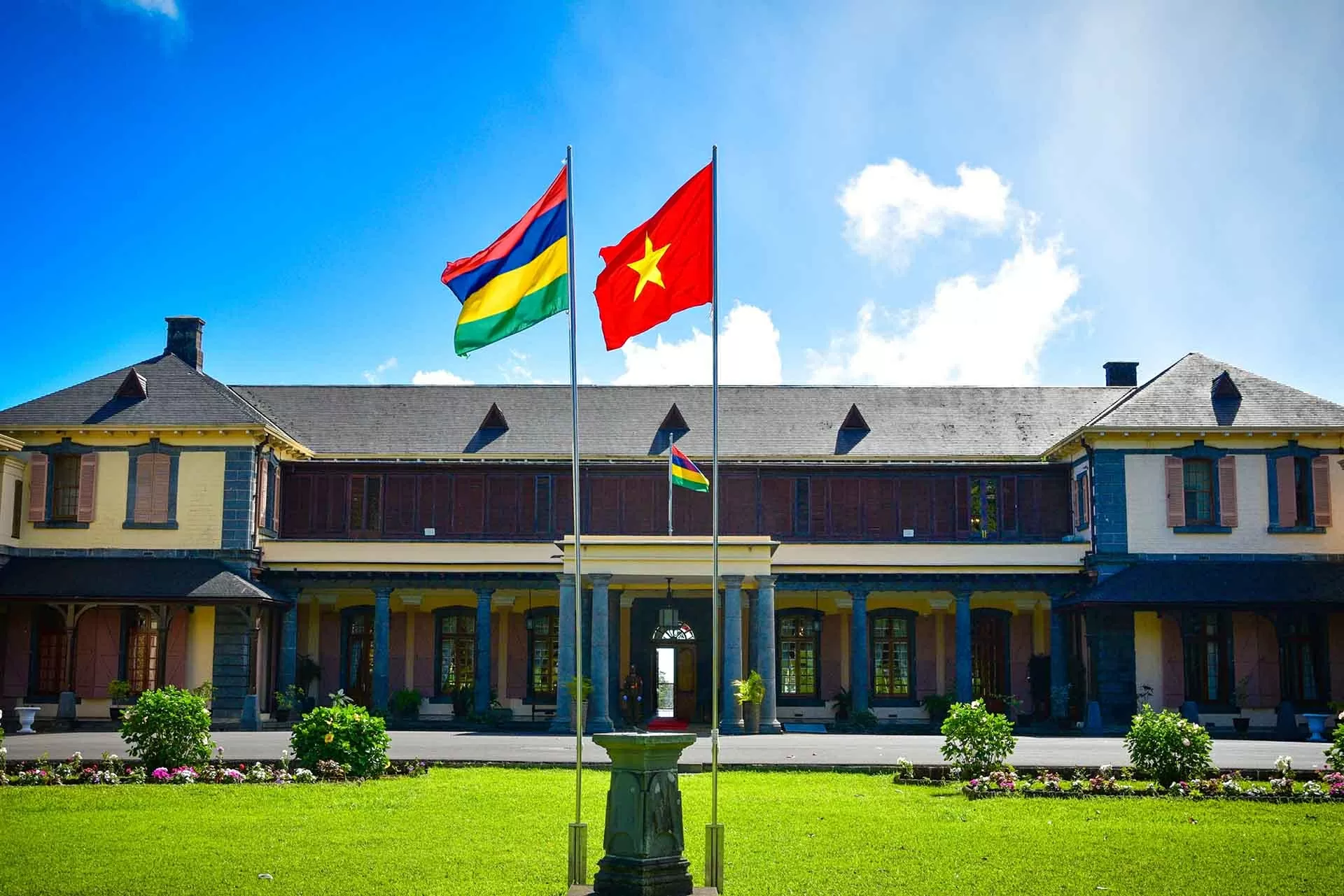 Đại sứ Trần Thị Thu Thìn trình Thư ủy nhiệm lên Tổng thống Cộng hòa Mauritius Đại sứ Trần Thị Thu Thìn trình Thư ủy nhiệm lên Tổng thống Cộng hòa Mauritius