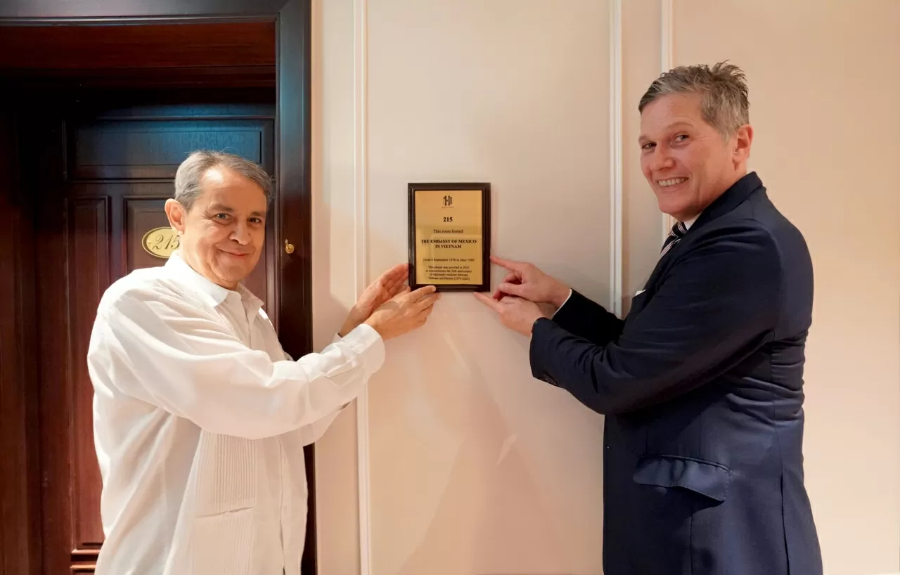 Đại sứ Mexico tại Việt Nam Alejandro Negrin và Tổng quản lý Sofitel Legend Metropole Hà Nội, George Koumendakos công bố tấm biển kỷ niệm bên ngoài Phòng 215, ngày 30/5/2025. (Nguồn: Metropole Hà Nội) Đại sứ Mexico tại Việt Nam Alejandro Negrin và Tổng quản lý Sofitel Legend Metropole Hà Nội, George Koumendakos công bố tấm biển kỷ niệm bên ngoài Phòng 215, ngày 30/5/2025. (Nguồn: Metropole Hà Nội)