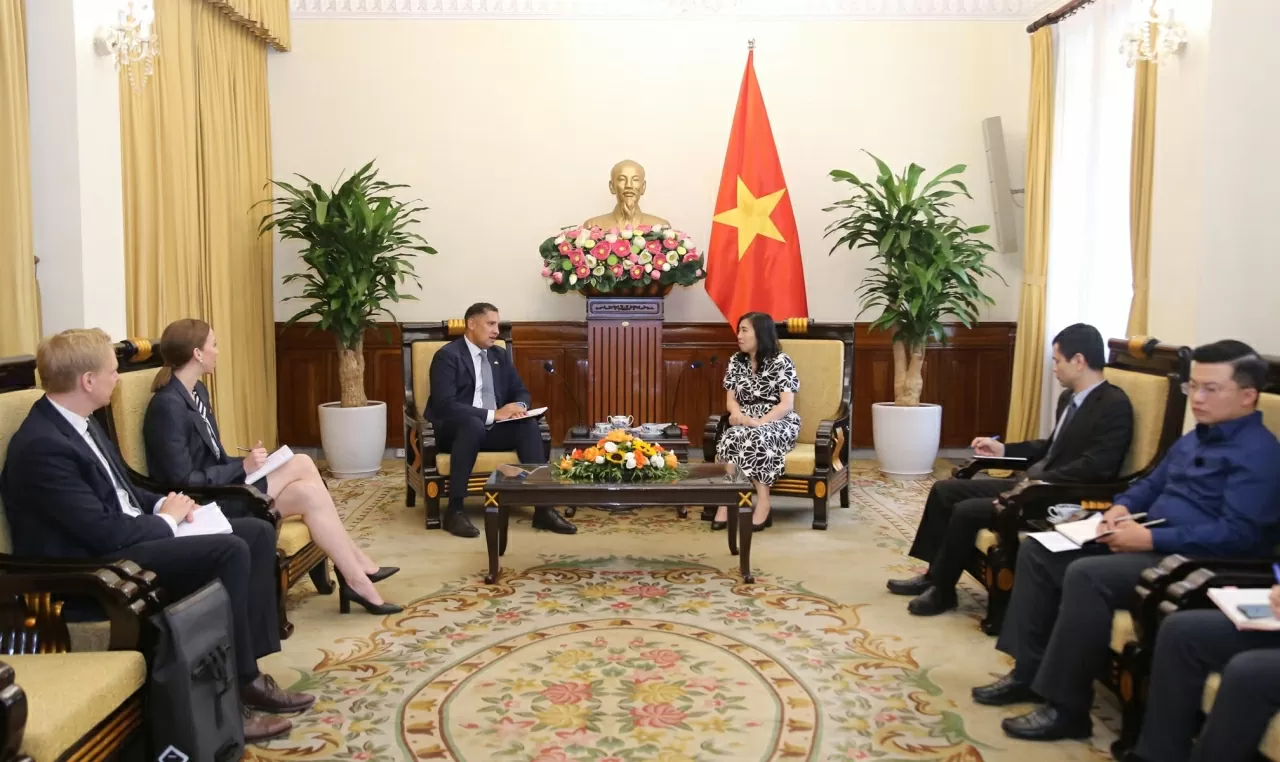 Đại sứ Johan Ndisi mong rằng hai nước rất cần đẩy mạnh hợp tác, đặc biệt về thương mại – đầu tư Đại sứ Johan Ndisi mong rằng hai nước rất cần đẩy mạnh hợp tác, đặc biệt về thương mại – đầu tư