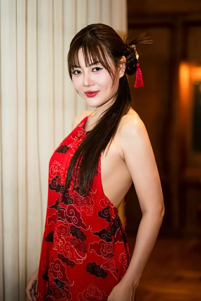 Lã Thanh Huyền sang chảnh dạo phố, Hoa hậu Tiểu Vy trang điểm trong veo
