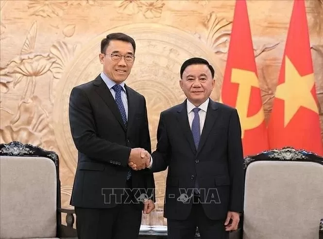 Politburo member Tran Cam Tu receives Lao Party official to  enhance relations