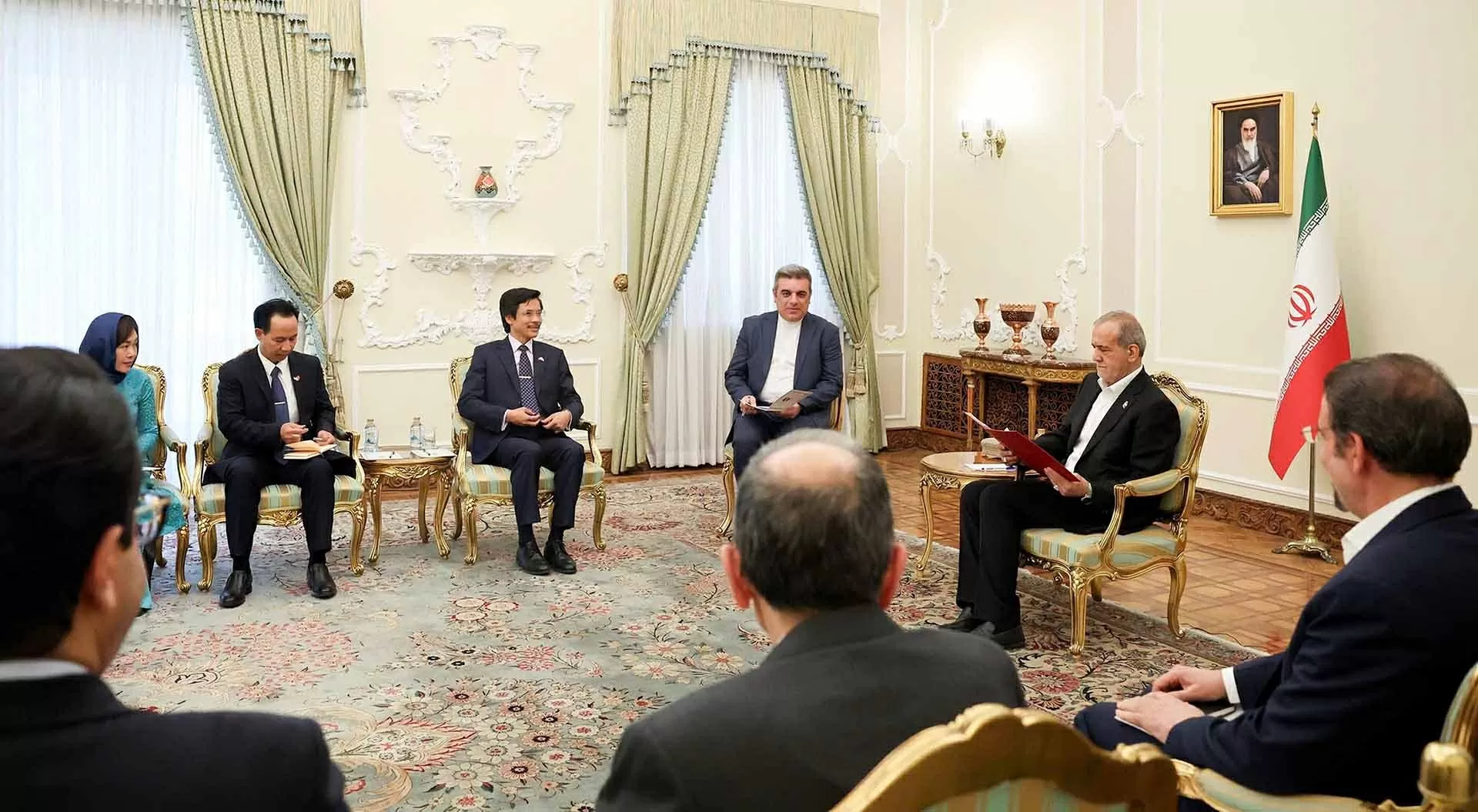 Tổng thống Iran Masoud Pezeshkian tiếp Đại sứ Nguyễn Lương Ngọc.