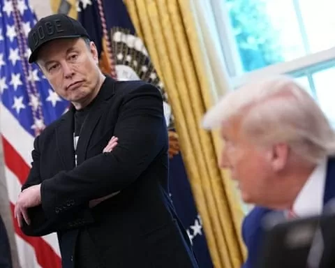 Ông Elon Musk lắng nghe Tổng thống Donald Trump phát biểu với các phóng viên tại Phòng Bầu dục của Nhà Trắng vào ngày 30/5. (Nguồn: Getty Images)