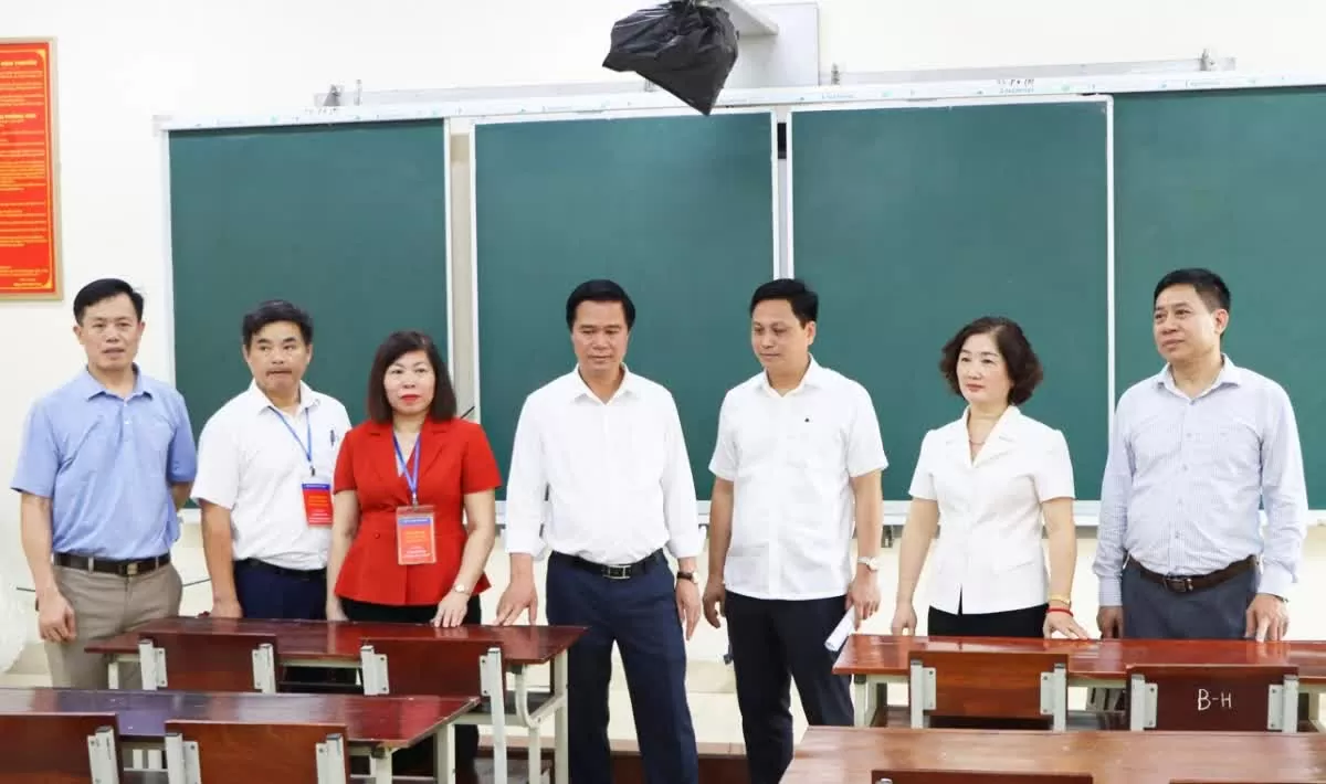 Phó Chủ tịch UBND tỉnh Bắc Ninh Lê Xuân Lợi kiểm tra phòng thi. Phó Chủ tịch UBND tỉnh Bắc Ninh Lê Xuân Lợi kiểm tra phòng thi.