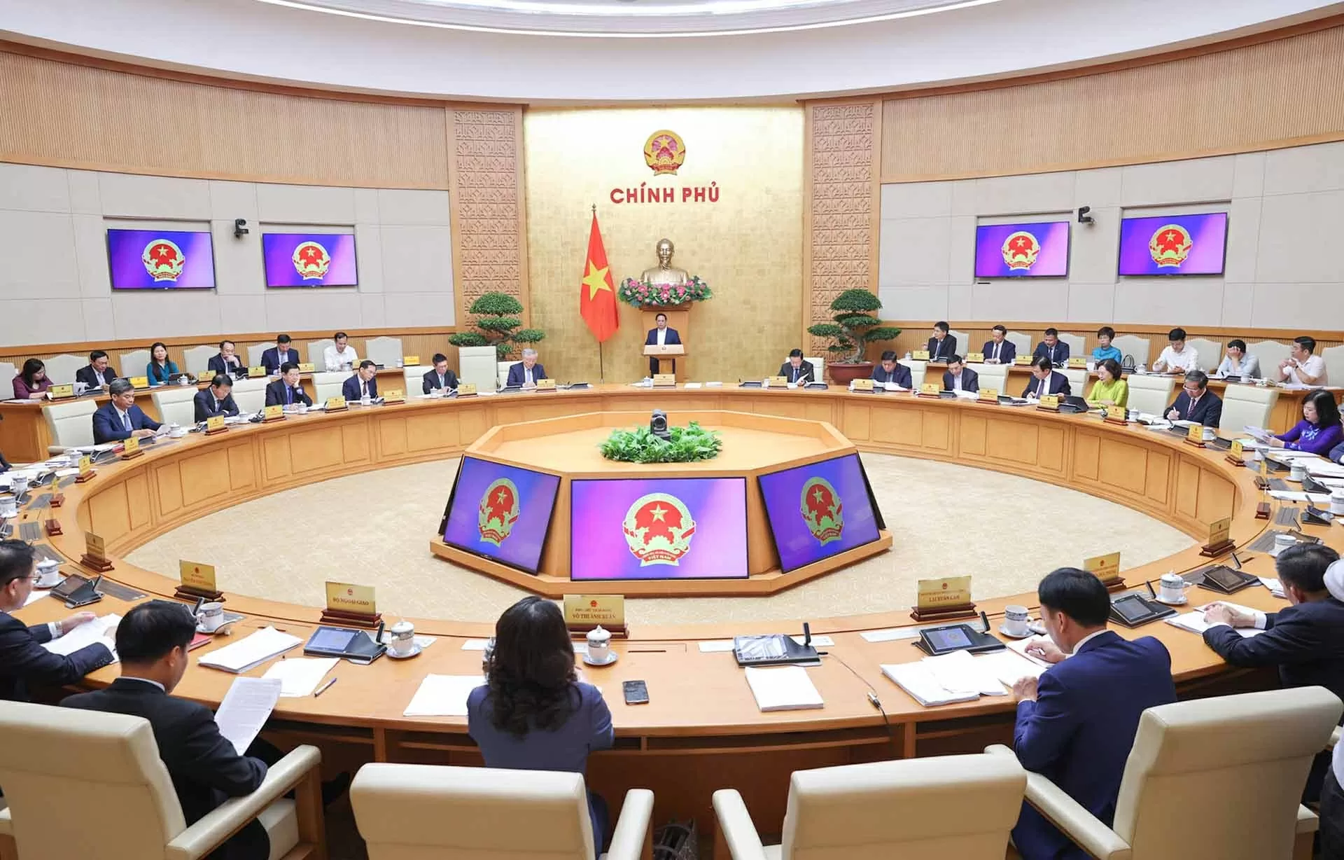 PM chairs Government meeting, affirms Vietnam’s sustained positive socio-economic performance