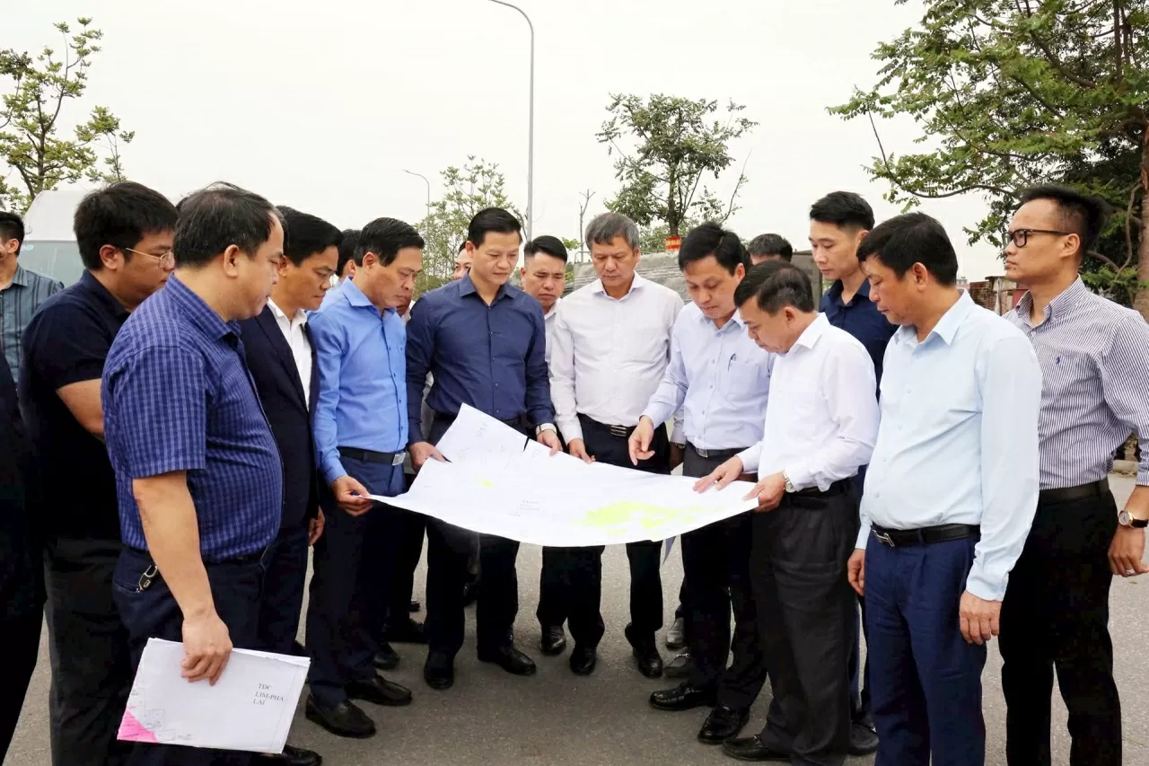 Chủ tịch UBND tỉnh Vương Quốc Tuấn kiểm tra công tác giải phóng mặt bằng, tiến độ thực hiện Dự án đường vành đai 4 - Vùng thủ đô Hà Nội đoạn qua tỉnh Bắc Ninh. (Nguồn: Báo Bắc Ninh)