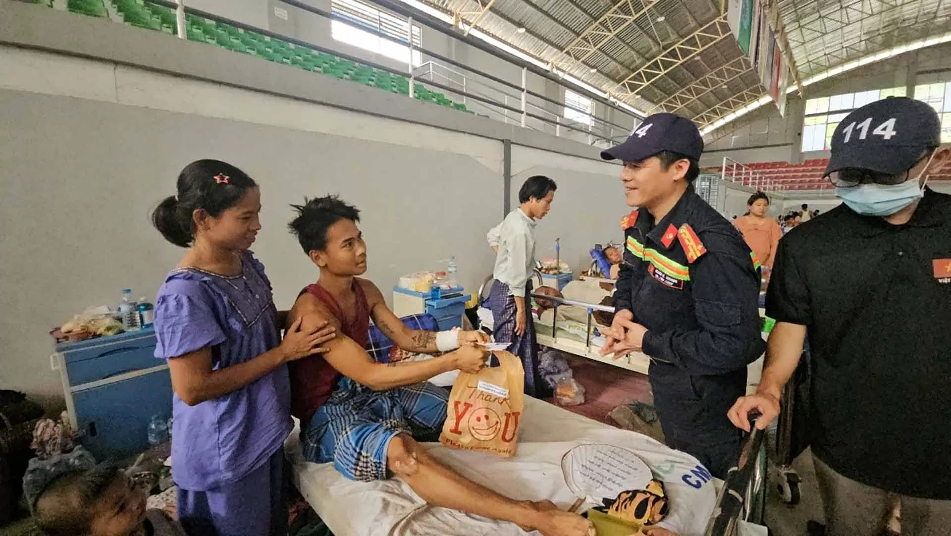 Đoàn công tác Bộ Công an thăm hỏi, hỗ trợ người dân bị thương trong trận động đất ở Myanmar. Đoàn công tác Bộ Công an thăm hỏi, hỗ trợ người dân bị thương trong trận động đất ở Myanmar.