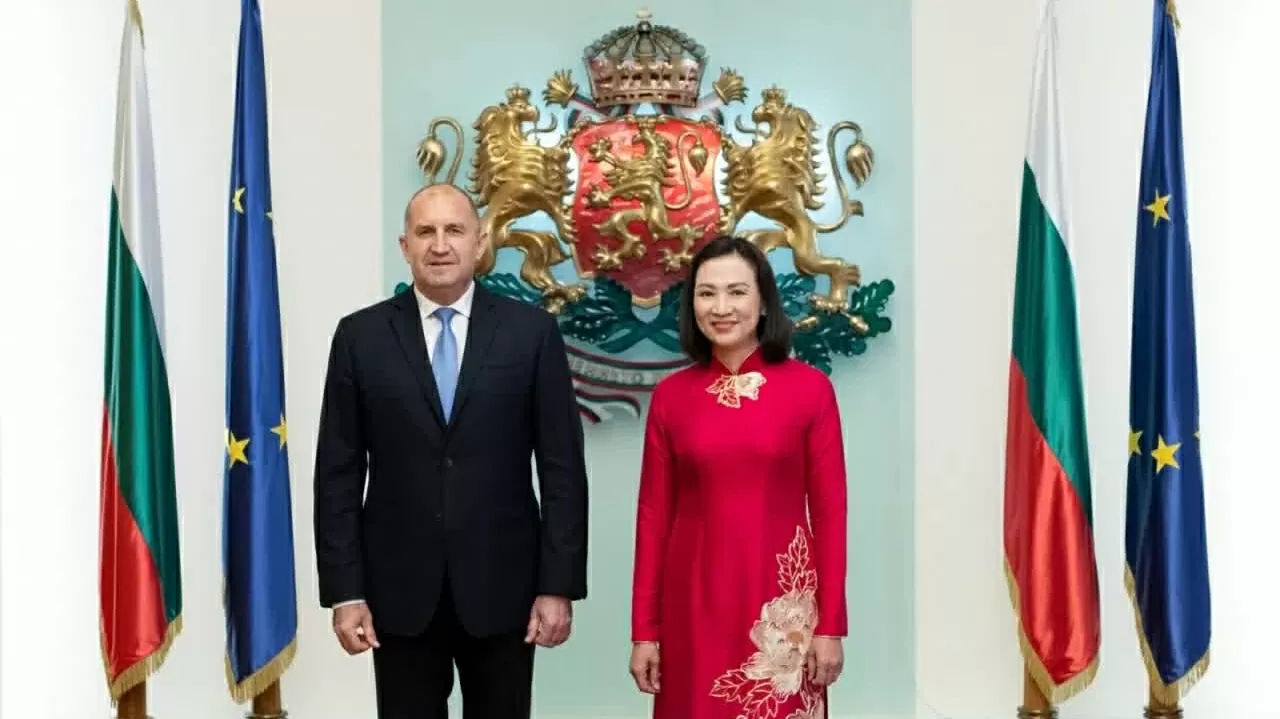 Ambassador Nguyen Thi Minh Nguyet presents Letter of Credentials to President of Bulgaria