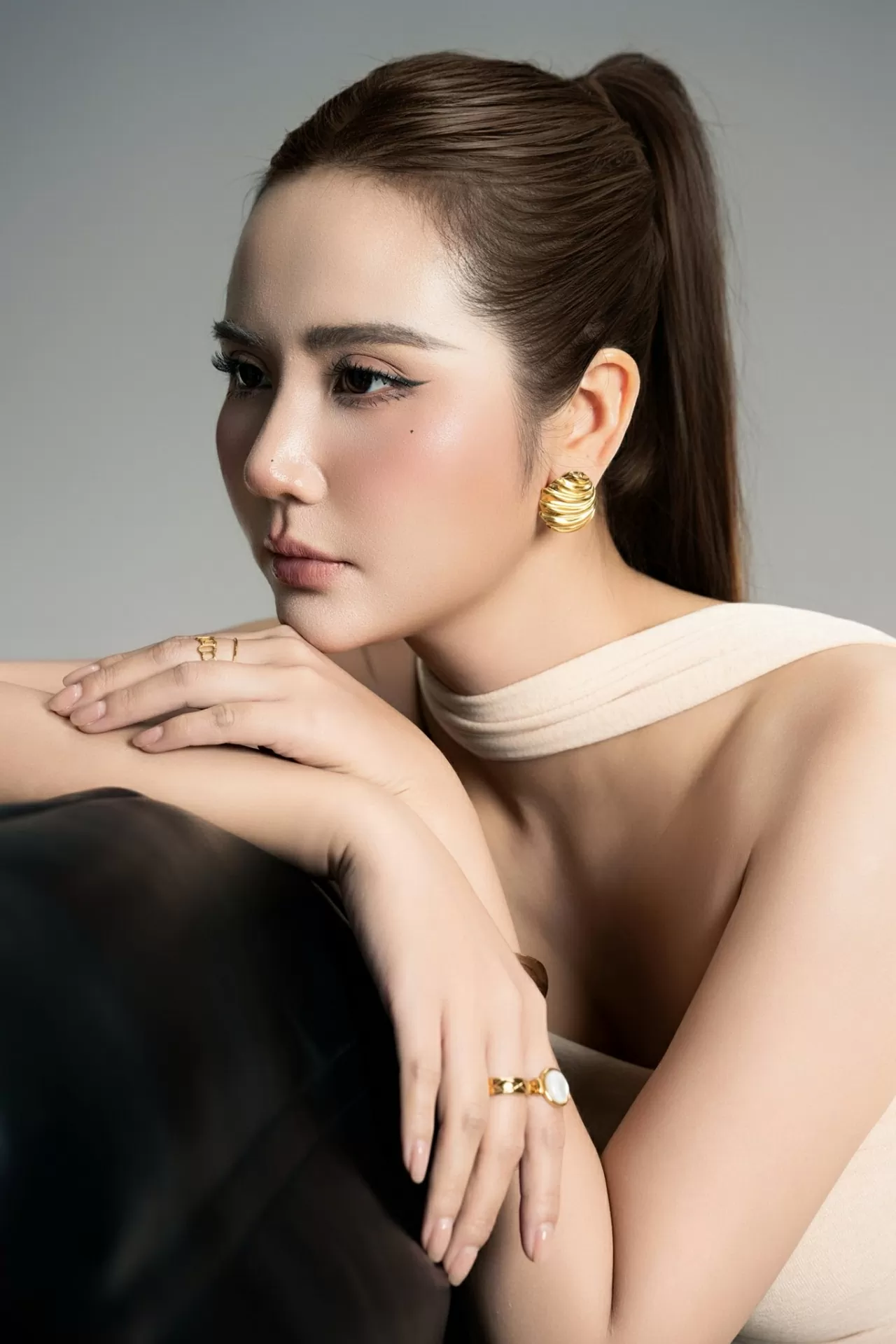 Đời thường gợi cảm, cuốn hút của diễn viên Phan Minh Huyền