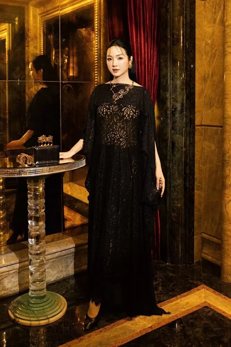 Hoa hậu Giáng My là khách mời trong đêm tiệc Welcome Party tại TP. Hồ Chí Minh, trước thềm khai mạc Tuần lễ thời trang quốc tế Việt Nam. Hoa hậu diện chiếc váy ren chất liệu xuyên thấu.