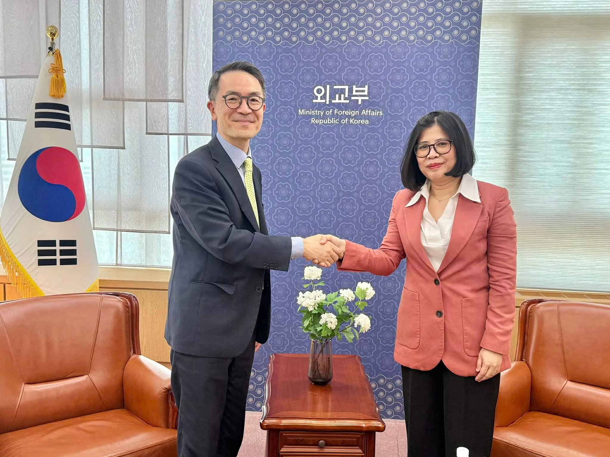 Tổng lãnh sự Việt Nam tại Busan Đoàn Phương Lan trao Thư ủy nhiệm và làm việc với Bộ Ngoại giao Hàn Quốc
