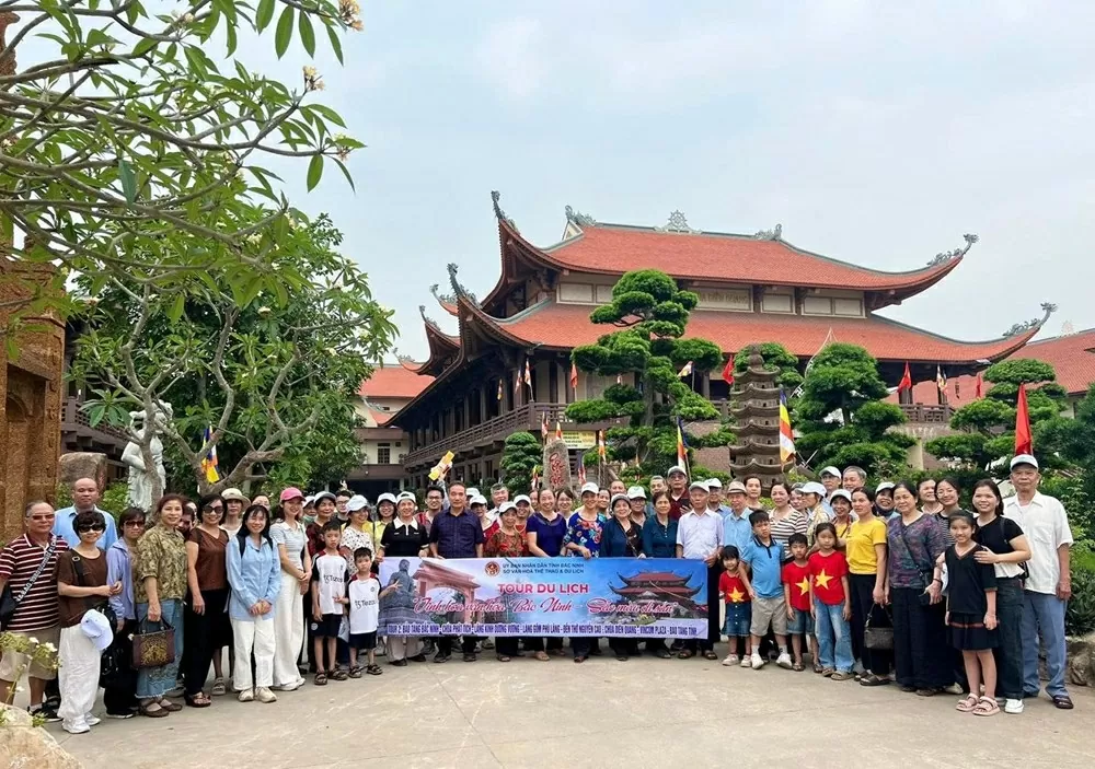 Du khách đến Bắc Ninh tham gia tour du lịch miễn phí “Tinh hoa văn hóa Bắc Ninh - Sắc màu di sản” ngày càng tăng
