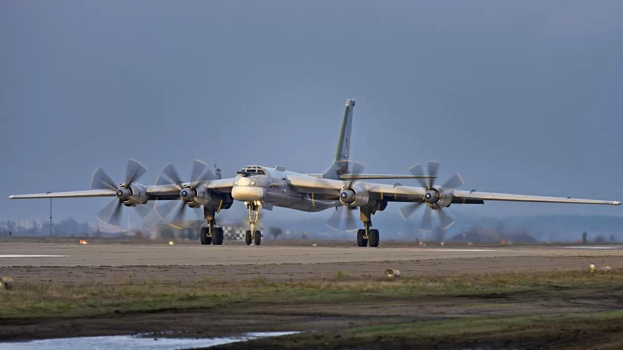 'Quái vật màu bạc' Tu-95 của Nga - Mục tiêu hàng đầu của Ukraine và nỗi ám ảnh của NATO 'Quái vật màu bạc' Tu-95 của Nga - Mục tiêu hàng đầu của Ukraine và nỗi ám ảnh của NATO