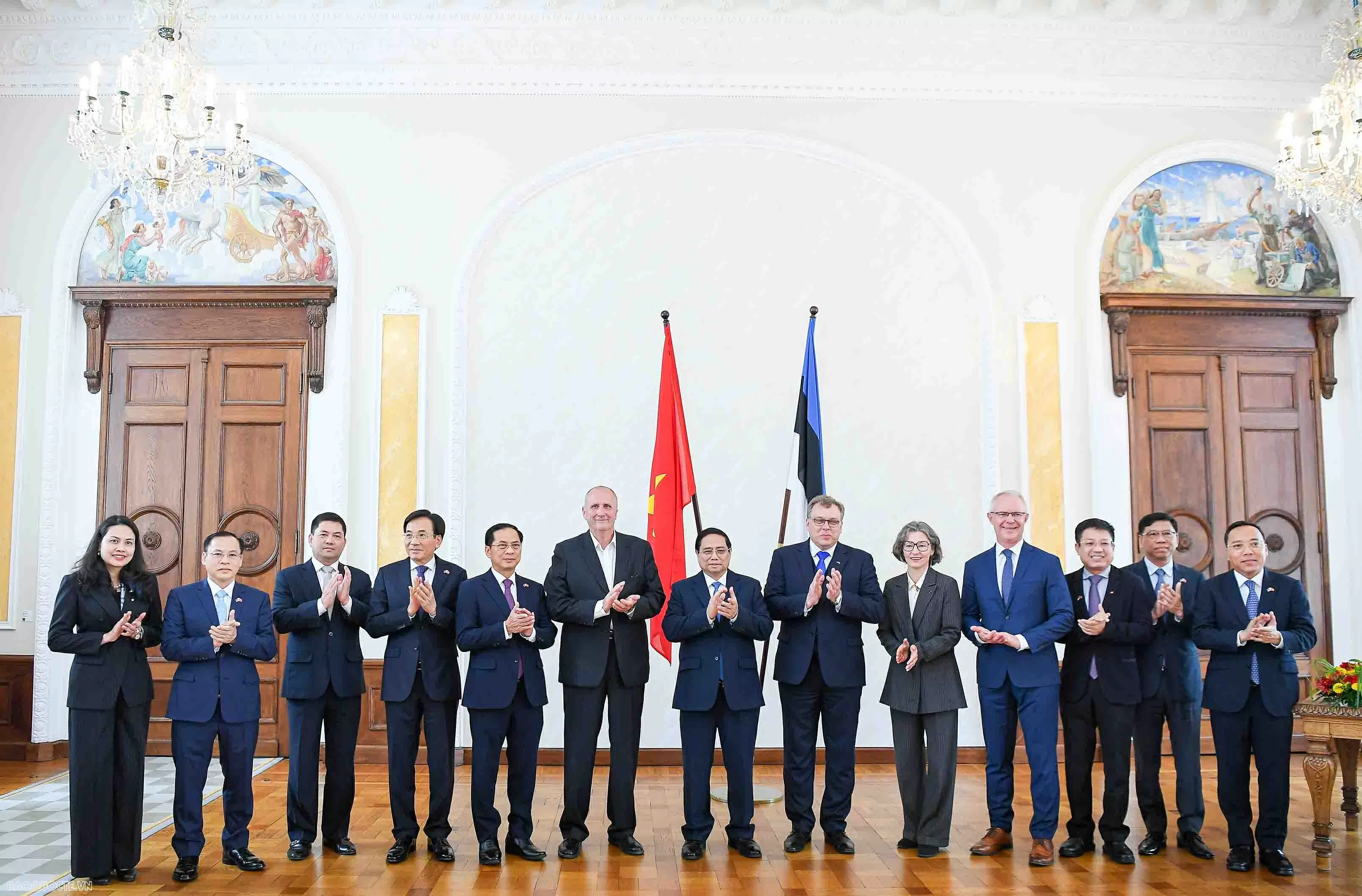 PM Pham Minh Chinh meets President of Estonian Parliament Lauri Hussaras