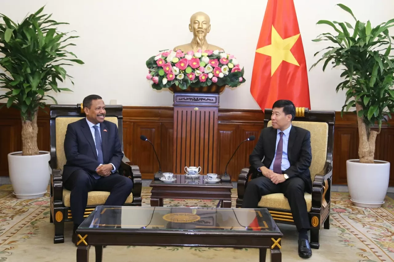Thứ trưởng Nguyễn Mạnh Cường chúc mừng Timor-Leste vừa được Lãnh đạo các nước ASEAN nhất trí sẽ kết nạp thành thành viên thứ 11 của ASEAN. (Ảnh: Thành Long)