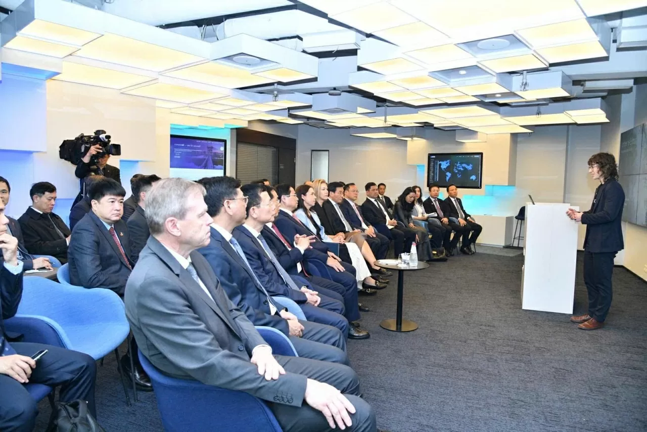 Prime Minister Pham Minh Chinh visits E-Estonia Briefing Centre in Tallinn