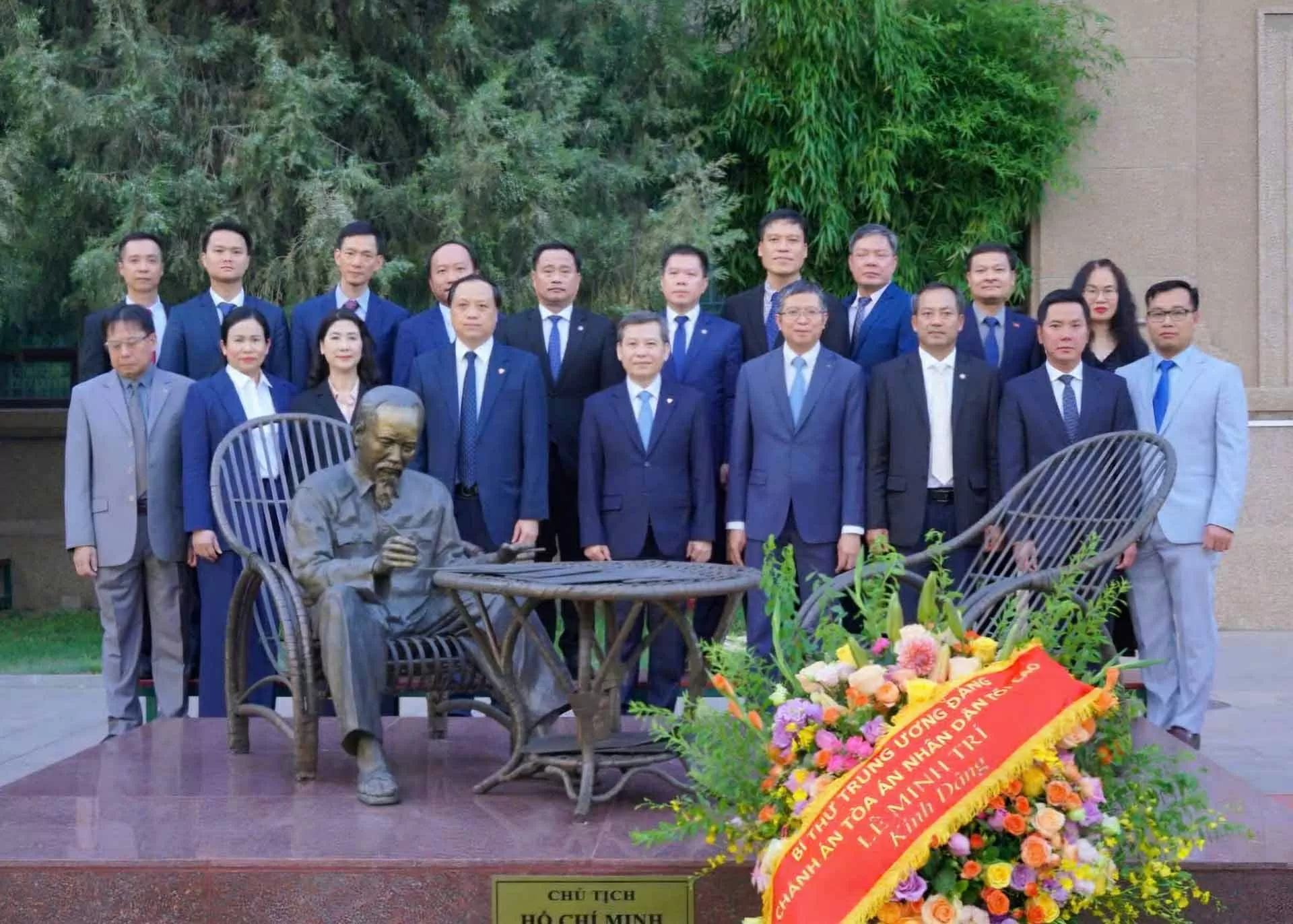 Chánh án Tòa án Nhân dân tối cao thăm, làm việc với Đại sứ quán Việt Nam tại Trung Quốc Chánh án Tòa án Nhân dân tối cao thăm, làm việc với Đại sứ quán Việt Nam tại Trung Quốc