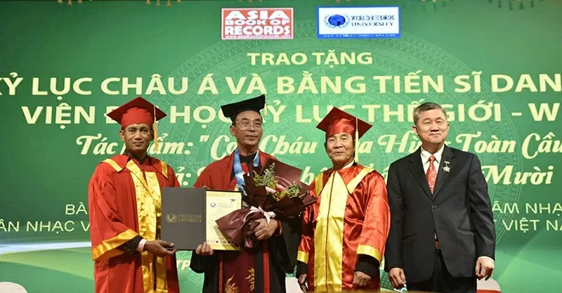 Doanh nhân - Kỷ lục gia thế giới Trần Văn Mười vinh dự được trao bằng tặng danh hiệu Tiến sĩ danh dự của Viện Đại học Kỷ lục thế giới vào ngày 06/01/2024.