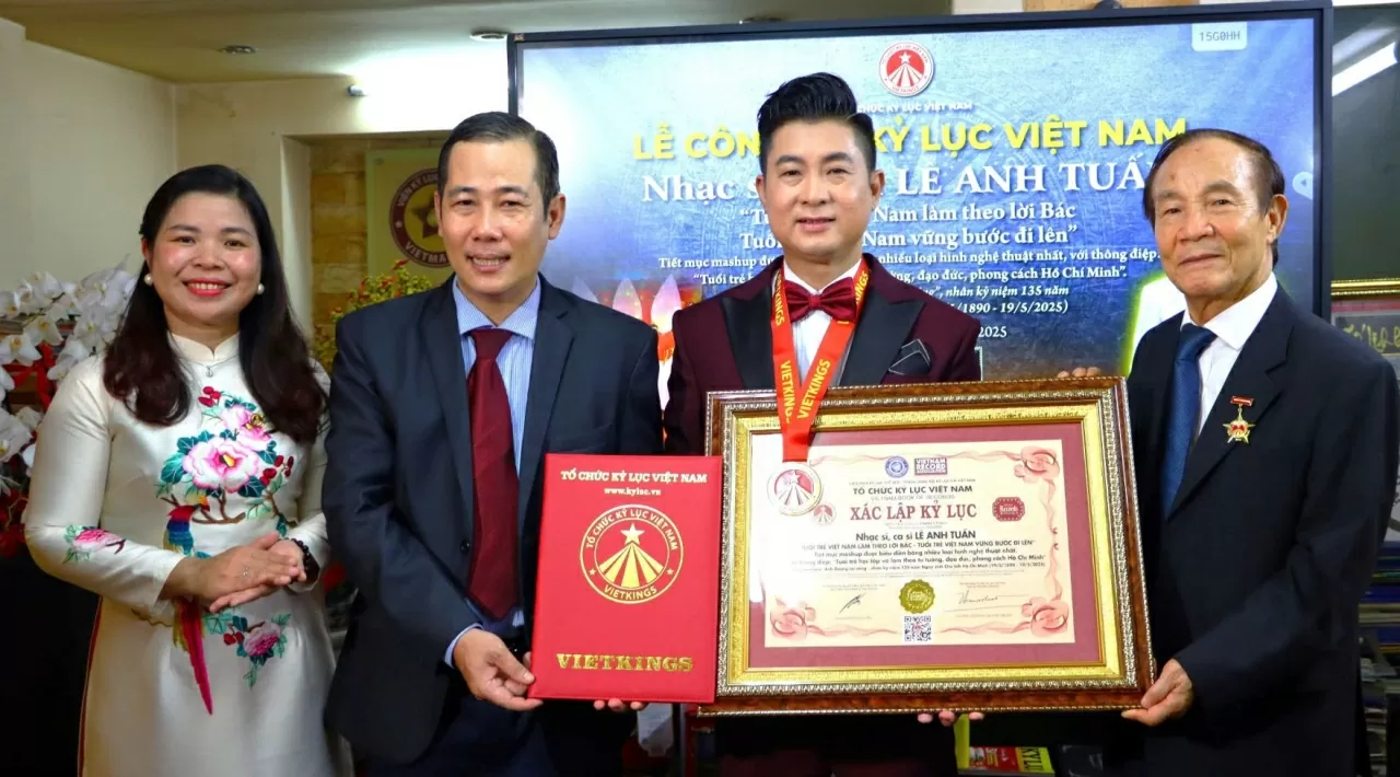 Tân kỷ lục gia Việt Nam Lê Anh Tuấn chụp ảnh cùng đại diện Tổ chức Kỷ lục Việt Nam. Tân kỷ lục gia Việt Nam Lê Anh Tuấn chụp ảnh cùng đại diện Tổ chức Kỷ lục Việt Nam.