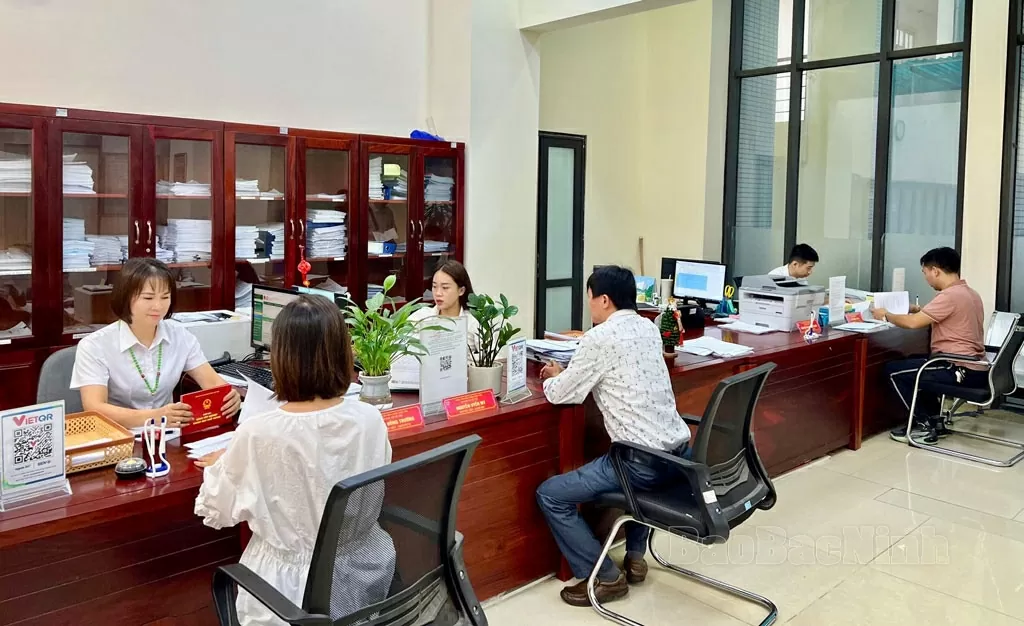Phục vụ hành chính công. (Nguồn: Báo Bắc Ninh) Phục vụ hành chính công. (Nguồn: Báo Bắc Ninh)