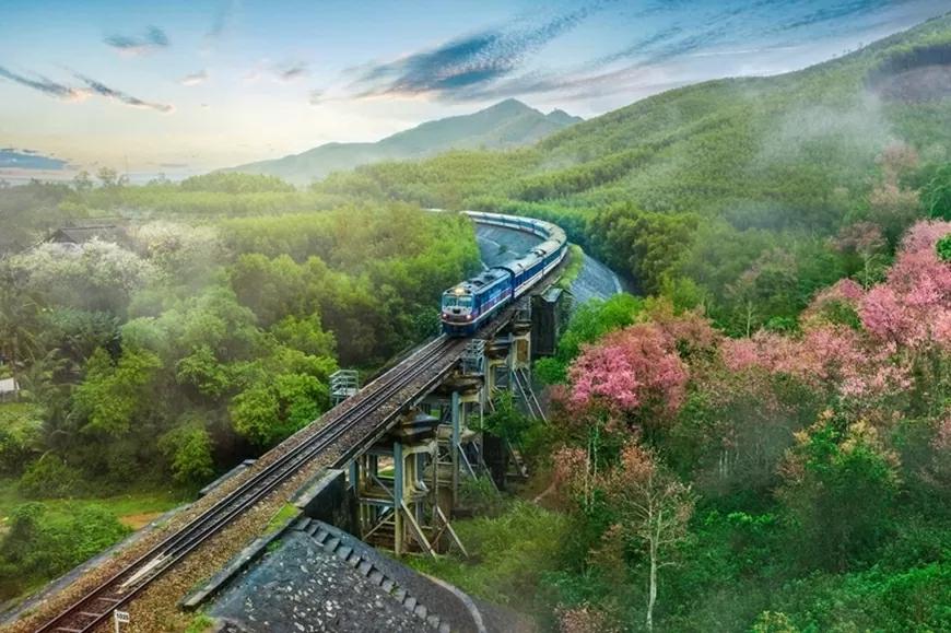  Dự án tuyến đường sắt Lào Cai-Hà Nội-Hải Phòng sẽ cùng với các tuyến vận tải đường sắt hiện hữu nâng cao năng lực cạnh tranh cho ngành đường sắt. Ảnh: Tổng công ty Đường sắt Việt Nam)