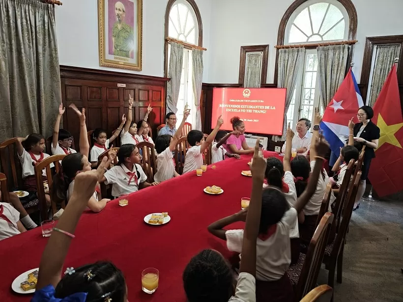 Học sinh Cuba hào hứng khám phá 'Việt Nam thu nhỏ' tại Đại sứ quán