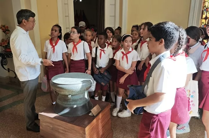 Học sinh Cuba hào hứng khám phá 'Việt Nam thu nhỏ' tại Đại sứ quán