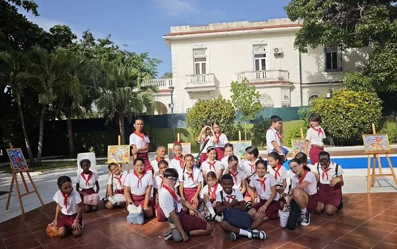 Học sinh Cuba hào hứng khám phá 'Việt Nam thu nhỏ' tại Đại sứ quán
