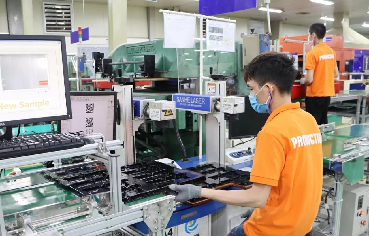 Nhân viên làm việc trong KCN Tiên Sơn, Bắc Ninh. (Ảnh: T.H)