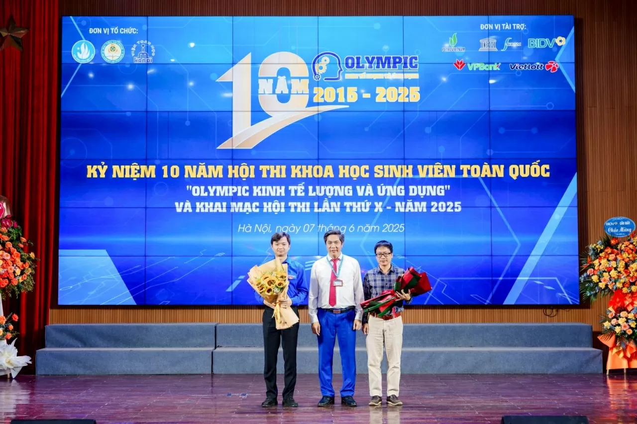 Ban tổ chức đã tặng hoa tri ân Trung ương Hội Sinh viên Việt Nam và Viện Toán học - hai đơn vị đã kiên trì đồng hành cùng với Học viện Tài chính.  (Nguồn: Học viện Tài chính)