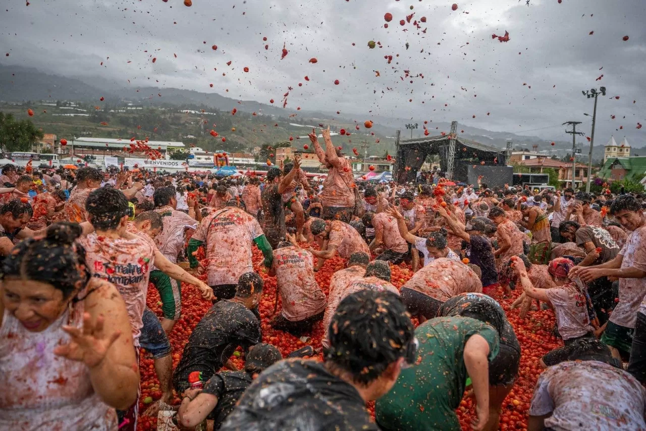 Người dân tại thị trấn Sutamarchán, Colombia, ném cà chua vào nhau trong lễ hội Gran Tomatina thường niên diễn ra vào Chủ nhật, ngày 1/6. (Nguồn: Getty Images)