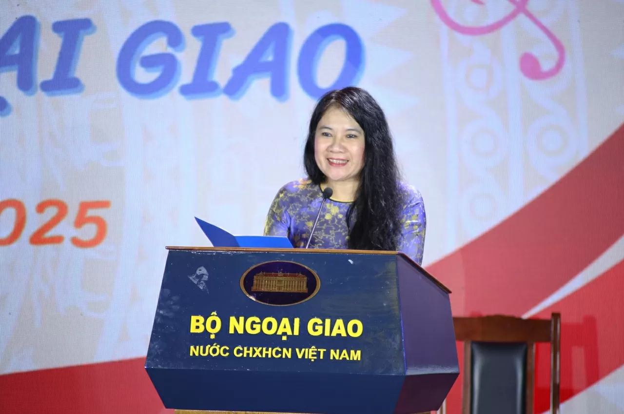 Khai mạc buổi Lễ , Bà Đỗ Ngọc Thủy, Chủ tịch Công đoàn Bộ Ngoại giao phát biểu buổi Liên hoan văn nghệ hôm nay được tổ chức nhằm tạo điều kiện cho đoàn viên cất cao lời ca, tiếng hát, lan tỏa niềm vui, niềm tự hào của mỗi cán Bộ Ngoại giao hướng về ngày Kỷ niệm 80 năm thành lập Ngành. (Ảnh: Thành Long)