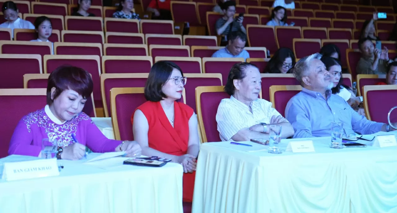 Thành phần BGK bao gồm ông Nguyễn Khắc Thiện – Trưởng đoàn nghệ thuật 19/5, Trưởng BGK; NSND Hoàng Xuân Bình, Đoàn nghệ thuật 19/5, thành viên BGK, NSND Phạm Thị Tố Uyên, Đoàn Nghệ thuật 19/5, thành viên BGK, Bà Phan Hoa, Ủy viên BCH Công đoàn BNG, thành viên BGK. (Ảnh: Thành Long)