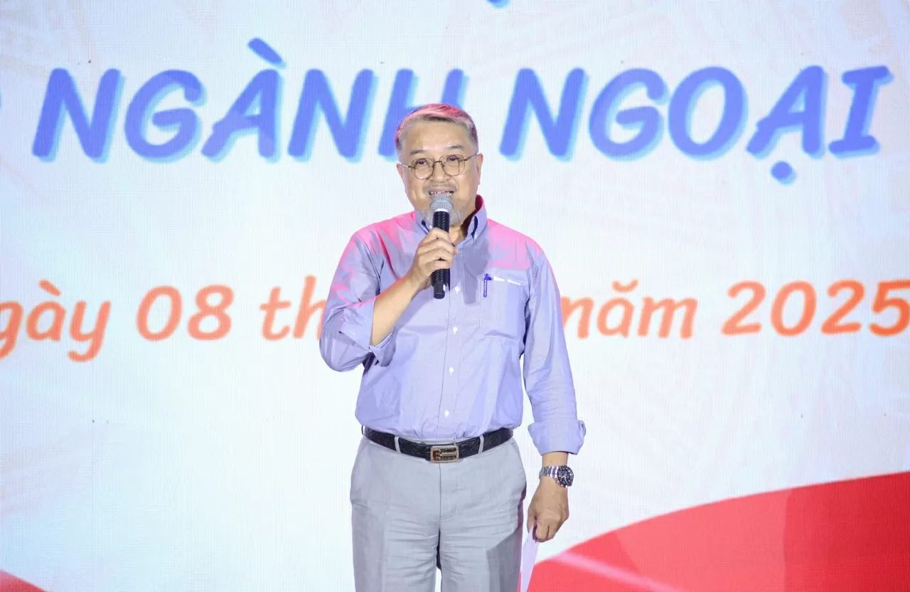 NSND Hoàng Xuân Bình nhận xét và đánh giá tổng quát các tiết mục trong Liên hoan văn nghệ.