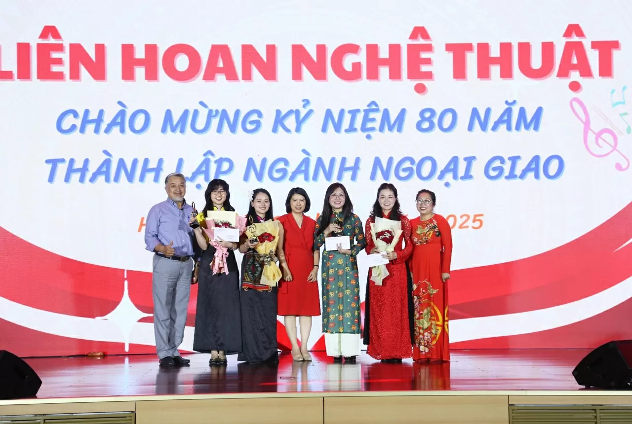 Giải ba thuộc về tiết mục của các đơn vị: Anh Đoãn Khánh Tâm từ Ủy ban Biên giới Quốc gia; Ủy ban Nhà nước về người Việt Nam ở nước ngoài với tiết mục Chiêc khăn Piêu; Văn phòng Đảng ủy đoàn thể vụ Tổ chức cán bộ - Vụ chính sách đối ngoại - Báo TG&VN.