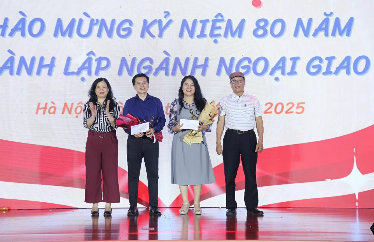 Giải nhì thuộc về 2 tiết mục: Đàn đá của CLB Âm nhạc đối ngoại - Công đoàn Bộ; Mẹ yêu con của Trần Tuấn Anh, Vụ Đông Bắc Á.