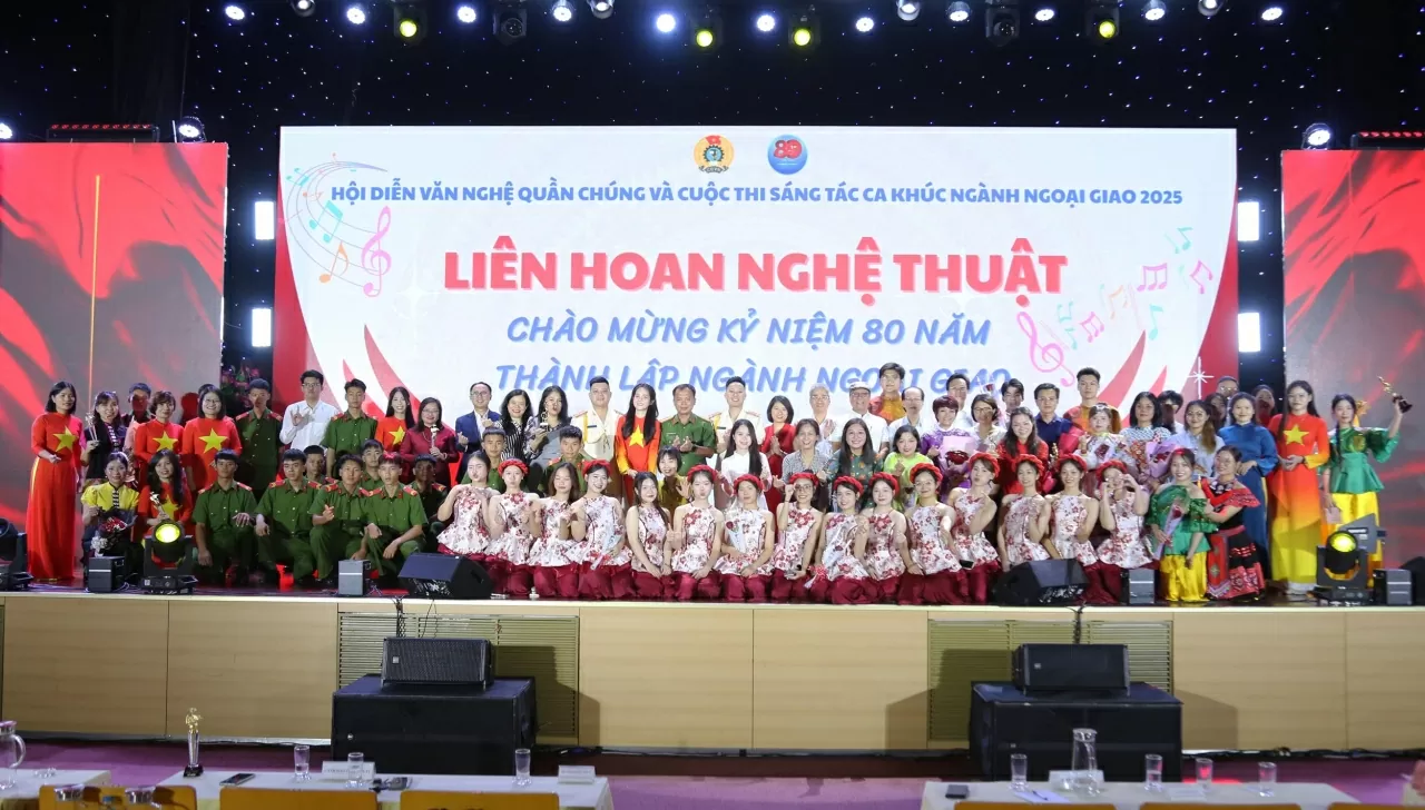 Buổi Lễ kết thúc thành công tốt đẹp, ban tổ chức và các đơn vị chụp bức ảnh lưu niệm