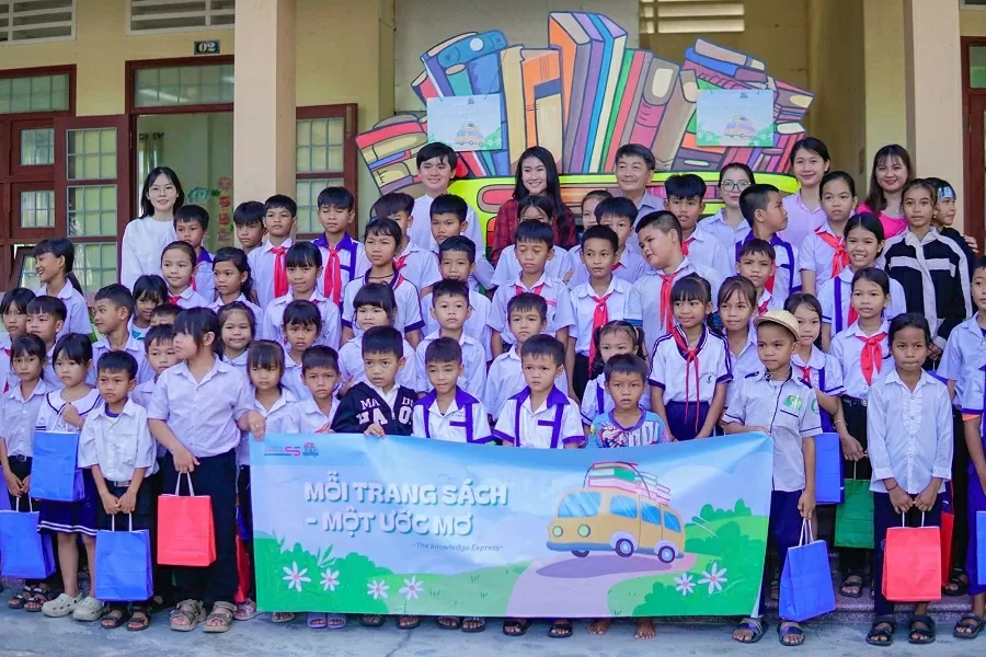 Students donate bookmobile in Van Canh mountainous district spreading the love of reading