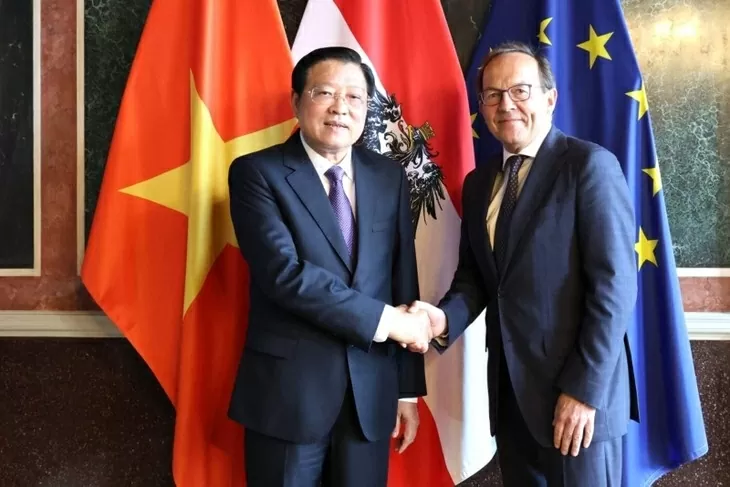 Trưởng Ban Nội chính Trung ương Phan Đình Trạc và Phó Chủ tịch Hội đồng Quốc gia Áo, Peter Haubner. Ảnh: TTXVN