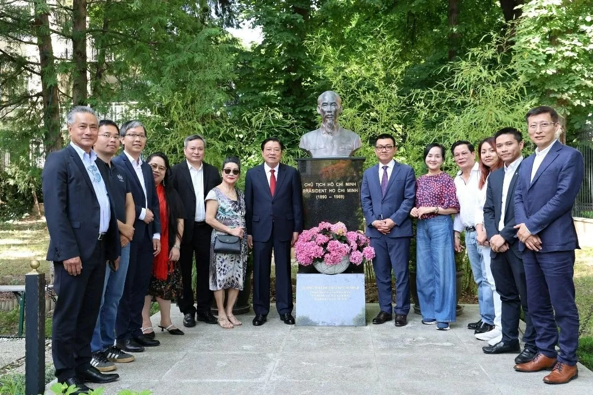 Ông Phan Đình Trạc, Ủy viên Bộ Chính trị, Bí thư Trung ương Đảng, Trưởng Ban Nội chính Trung ương chụp ảnh lưu niệm cùng đại diện kiều bào Việt Nam tại Áo trong khuôn viên Đại sứ quán Việt Nam. (Ảnh: Thu Hằng/TTXVN)